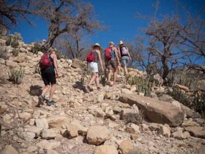women-aourir-hiking